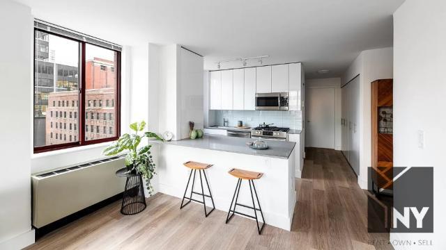 444 W 35th St in New York, NY - Building Photo