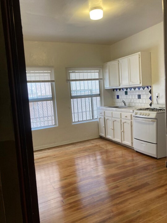 111 S Manhattan Pl in Los Angeles, CA - Building Photo