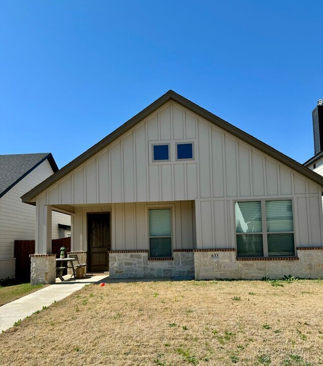 633 The Cottages Dr in Godley, TX - Building Photo