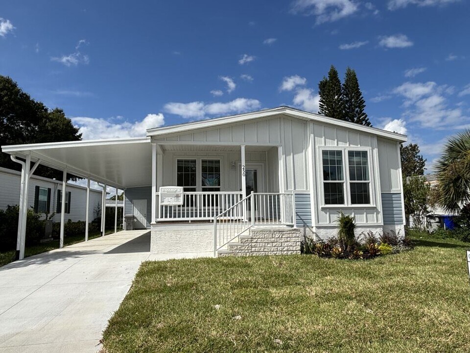 250 Bimini Cay Cir in Vero Beach, FL - Building Photo