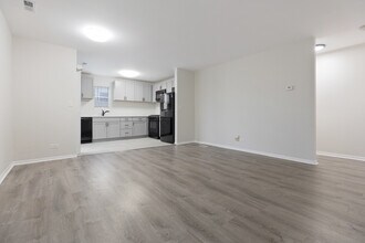 27 N Victoria Ln in Streamwood, IL - Building Photo - Building Photo