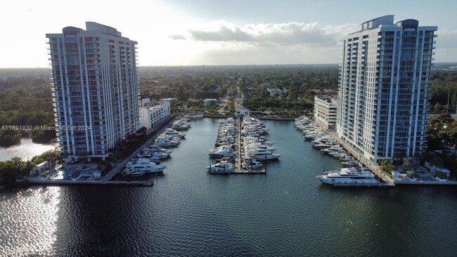 2379 NE 172nd St, Unit 4 in North Miami Beach, FL - Building Photo - Building Photo