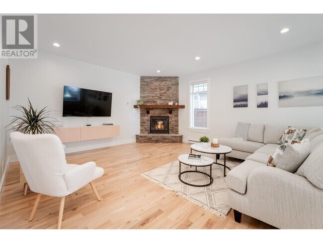 1007 Balsam Pl in Squamish, BC - Building Photo - Building Photo