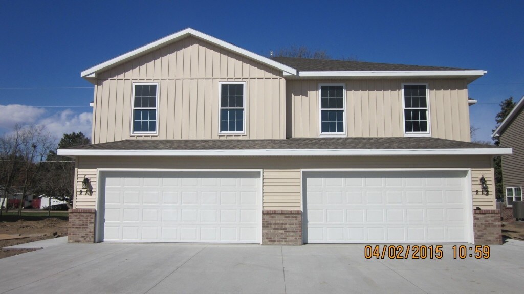 Shady Bend Villas in Grand Island, NE - Building Photo