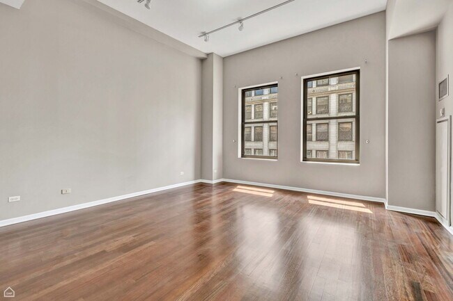 5 N Wabash Ave in Chicago, IL - Building Photo - Building Photo