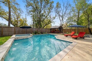 10607 Chimney Rock Rd in Houston, TX - Building Photo