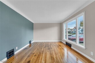 14705 Krems Ave in Maple Heights, OH - Building Photo - Building Photo