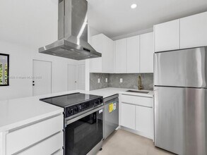 1320 NW 44th St in Miami, FL - Building Photo - Building Photo