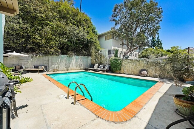 8741-8743 Shoreham in West Hollywood, CA - Foto de edificio - Building Photo