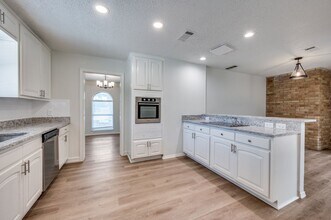 1710 Green Oaks Dr in Irving, TX - Building Photo - Building Photo