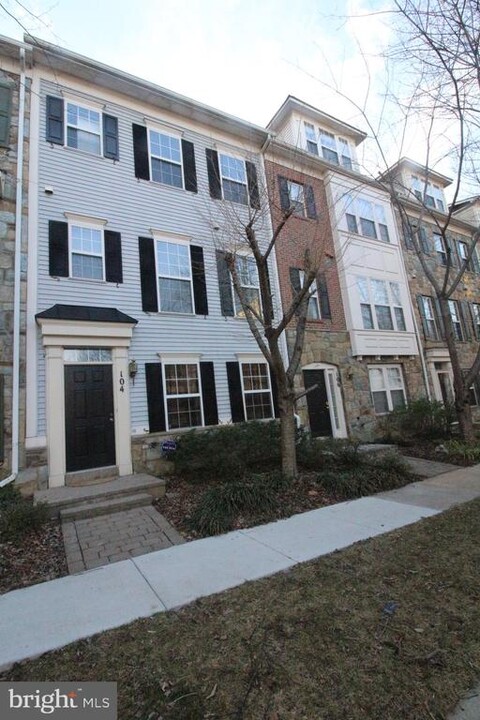 104 Elmcroft Blvd in Rockville, MD - Building Photo