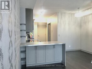 9201 Yonge St in Richmond Hill, ON - Building Photo - Building Photo