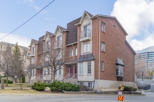 7D Clairtrell Rd in Toronto, ON - Building Photo