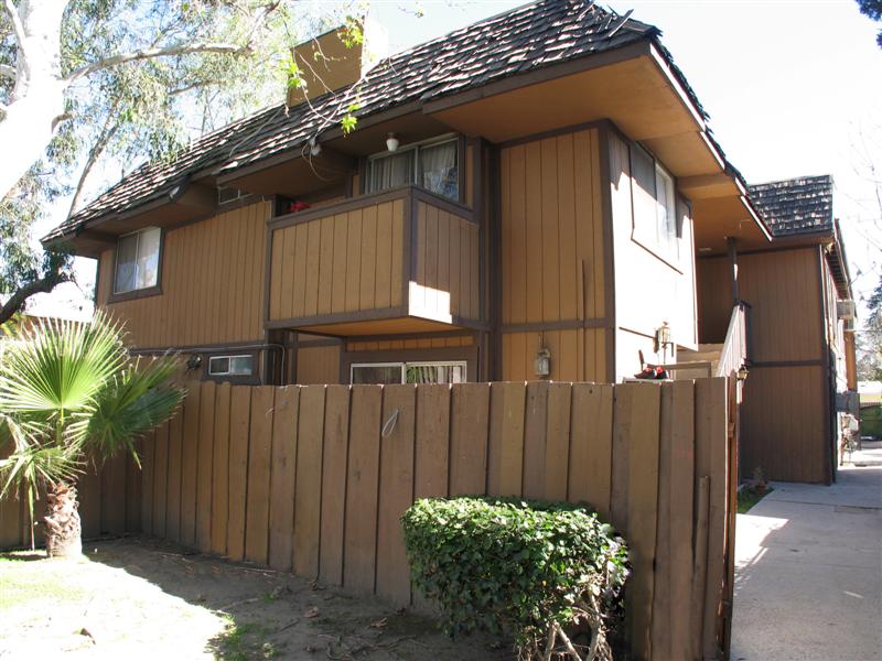 Tiara Apartments in North Hollywood, CA - Building Photo