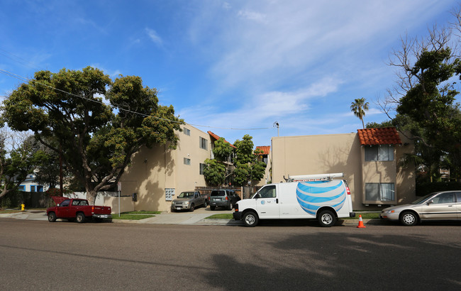 Caravan Apartments in Oceanside, CA - Building Photo - Building Photo