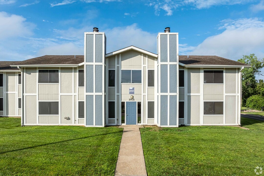 Whitehall Apartments in Topeka, KS - Building Photo