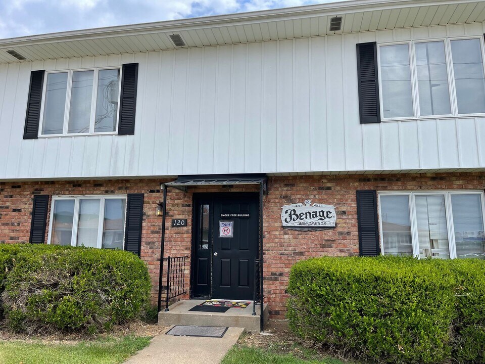 120 W 4th St in Lebanon, MO - Building Photo