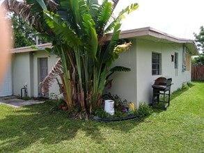 18750 Lenair Dr in Miami, FL - Building Photo - Building Photo