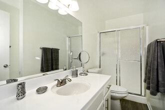 Zelzah Apartments in Encino, CA - Foto de edificio - Building Photo