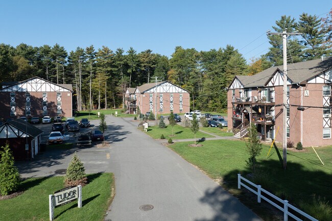 Tudor Crest Estates in Seabrook, NH - Foto de edificio - Building Photo