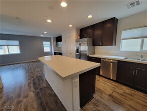 10537 Seasonable Dr in Las Vegas, NV - Building Photo - Building Photo