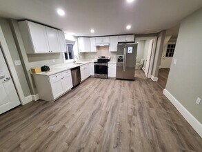 392 E Center St, Unit 2 in West Bridgewater, MA - Building Photo - Building Photo