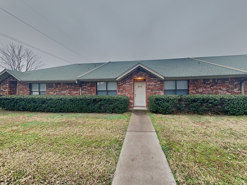 950 Austin Ct in Weatherford, TX - Building Photo