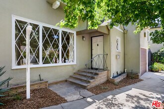 2326 Canyon Dr in Los Angeles, CA - Building Photo - Building Photo