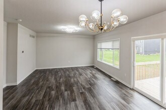 16619 Oakwood Dr in Urbandale, IA - Building Photo - Building Photo