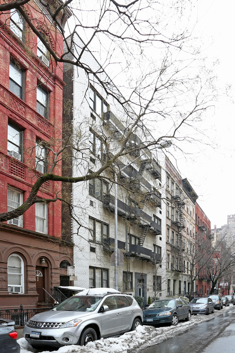 202 W 82nd St in New York, NY - Building Photo