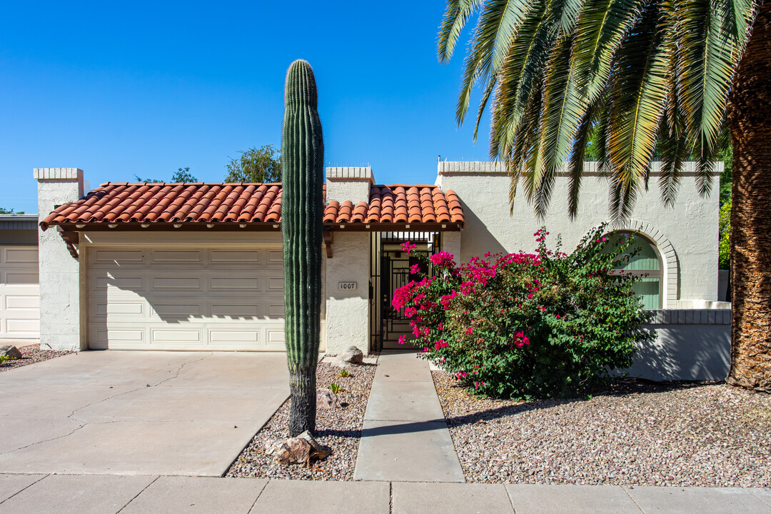 929 E Laguna Dr in Tempe, AZ - Foto de edificio