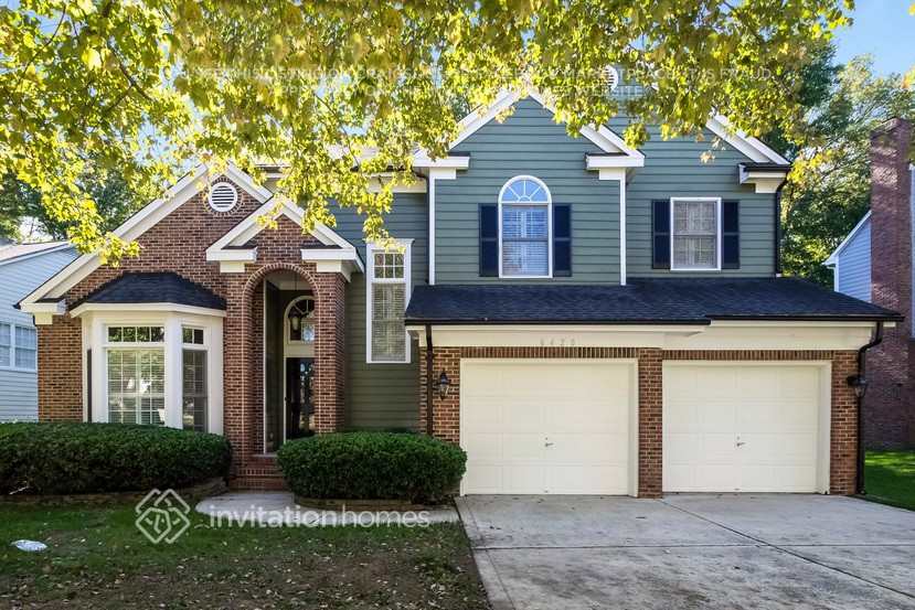 6420 Fairway Point Dr in Charlotte, NC - Building Photo