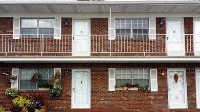 Chapel Court Apartments in Evansville, IN - Building Photo - Building Photo