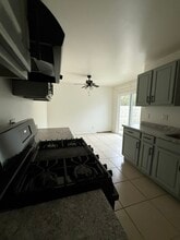 305-302 N Dwyer Pl in Anaheim, CA - Foto de edificio - Building Photo