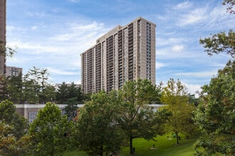 Skyline Plaza in Falls Church, VA - Foto de edificio - Building Photo