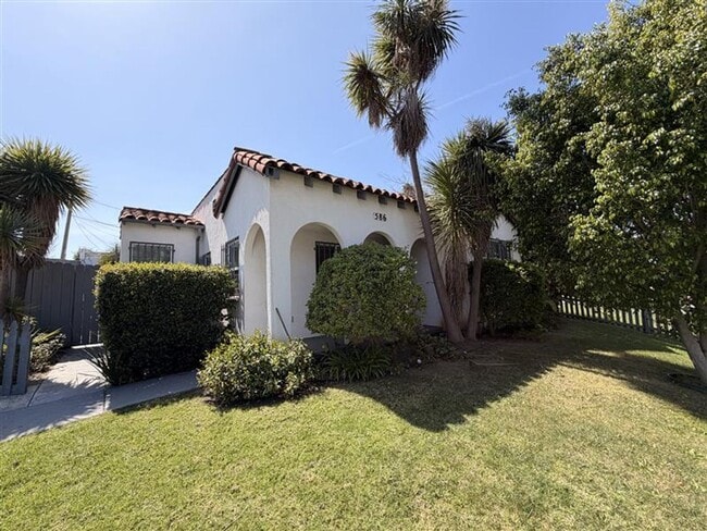 586 E Fairview Blvd in Inglewood, CA - Building Photo - Building Photo