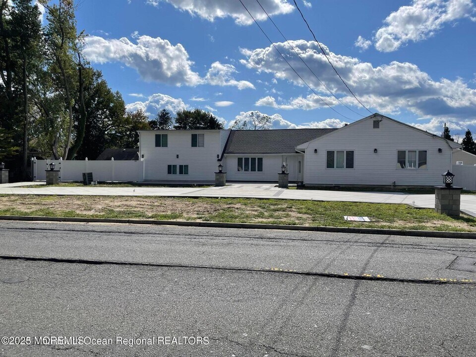 404 Deal Rd in Ocean Township, NJ - Building Photo