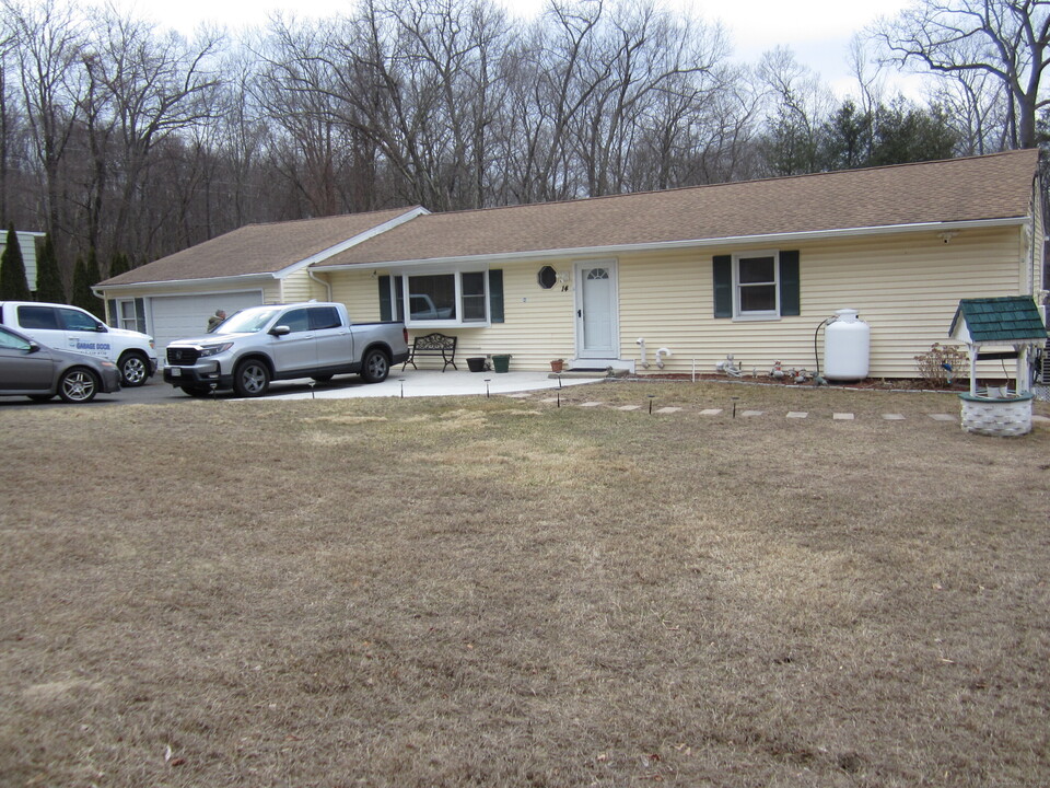 14 Woodcreek Rd in Brookfield, CT - Building Photo