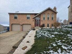 77 Rustic Ridge Dr in Pittsburgh, PA - Building Photo