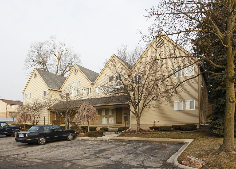 Rollcrest Apartments in Farmington Hills, MI - Building Photo