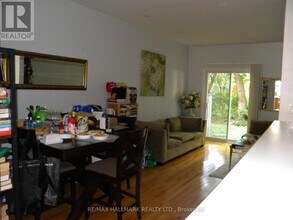 17 English Garden Way in Toronto, ON - Building Photo - Building Photo