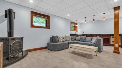 21 Hemlock Point Rd in Sebago, ME - Foto de edificio - Building Photo