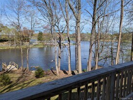 8 Teatown Ct in Carmel, NY - Building Photo