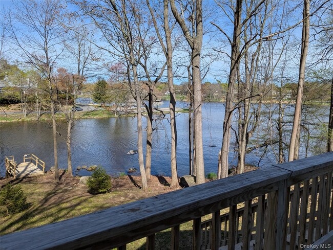 property at 8 Teatown Ct