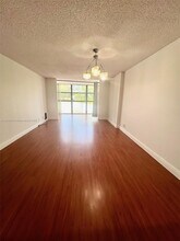 200 Leslie Dr in Hallandale Beach, FL - Building Photo - Building Photo