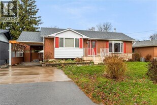 17 Marilyn St in Grimsby, ON - Building Photo