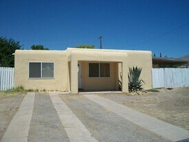 717 Arnold Ln in Alamogordo, NM - Building Photo