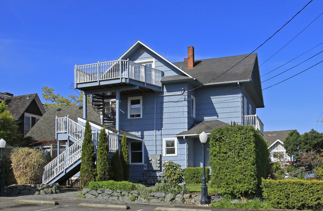 2101 Rucker Ave in Everett, WA - Foto de edificio - Building Photo