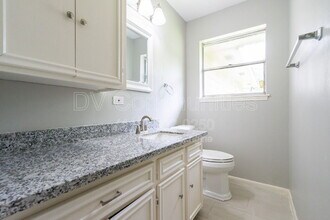 9196 White Oak Dr in Conroe, TX - Foto de edificio - Building Photo