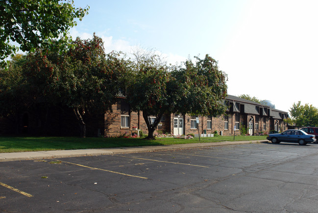 Fountain Square Apartments in Oregon, OH - Building Photo - Building Photo